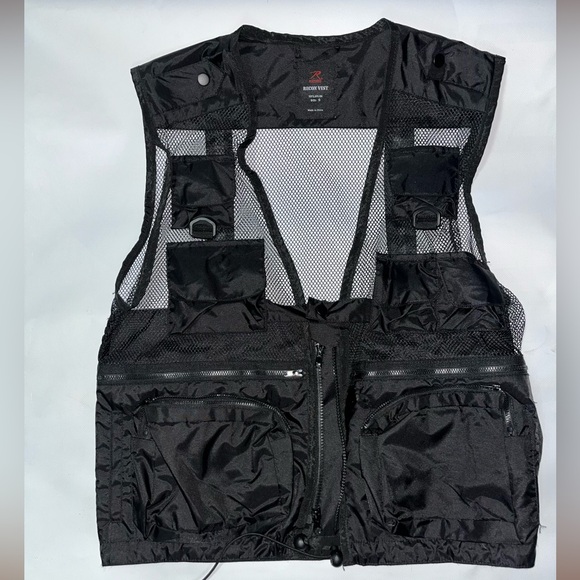 Rothco's Tactical Recon Vest is made from a water-resistant nylon material - Picture 2 of 7